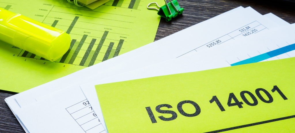 ISO 14001 ze stosu papierów